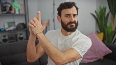 Evde sinirli, orta yaşlı bir adam var. Atış oyununun sembolünü cesurca oynuyor. Elini sembolik bir silah olarak kullanıyor. Kendine güveni tam hayali bir silah tutuyor. Suratı ciddi bir şekilde asık..