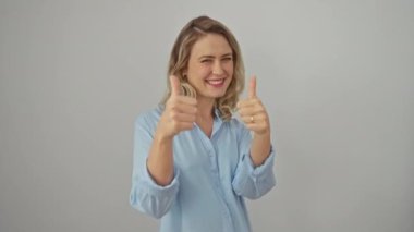 Beyaz soyutlanmış, karizmatik sarışın kadın! Işıldıyor, muzaffer duruyor, başparmağını kaldırıyor, kendine güven ve başarı yayıyor! Kazanan!