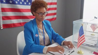 Afro-Amerikan kadın özgüvenli hükümet adayları dur işareti, seçim üniversitesinde ciddi bir savunma.