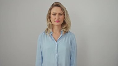 Tişörtlü neşeli genç sarışın kadın garip bir yüz çiziyor, dil çıkartıyor, 'ok' parmak hareketleriyle izole edilmiş beyaz bir arka plandaki dürbün gibi.