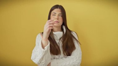 Düşünceli, genç İspanyol bir kadın. Güzel, düşünceli bir yüzü var. Bir soru üzerinde kafa yoruyor.