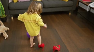 Sarışın küçük bir kız, rahat bir oturma odasında kırmızı topuklulara yaklaşır. Çocukluk anılarını ve oyun saatlerini tasvir eder..