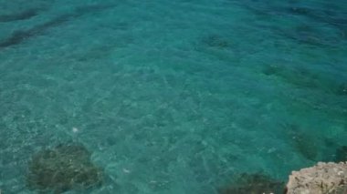 Salento, Puglia, İtalya 'daki şiir mağarasının kayalık kenarındaki turkuaz su Avrupa' nın büyüleyici sahil ve sahil güzelliğini gözler önüne seriyor..