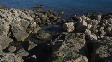 Gelibolu, puglia, İtalya, Avrupa 'daki Rocky kıyı şeridi kayalarla ve açık havada açık mavi sularla doğal bir deniz manzarası sergiliyor..
