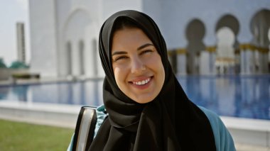 Abu Dabi 'deki bir İslam camisinde tesettürlü genç, İspanyol bir kadın.