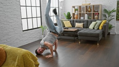 Modern bir oturma odasında şık bir iç mekanı olan yakışıklı bir adam.