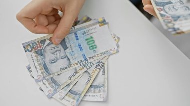 Parlak bir ofis ortamında Peru tabanı tutan birinin yakın çekimi..