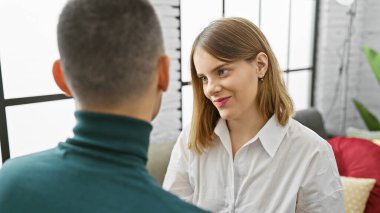 Bir kadın ve bir erkek, evde sevgi ve yoldaşlık tasvir ederek, birlikte hassas bir anı paylaşıyorlar..