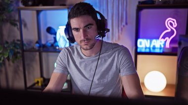 Geceleri karanlık bir odada oynayan, kulaklıklı yakışıklı İspanyol bir adam..