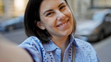 Genç ve güzel İspanyol kadın Viyana sokaklarında selfie çekiyor.