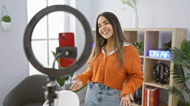 Genç bir İspanyol kadın, kapalı bir stüdyoda profesyonel ışıklandırma ve 