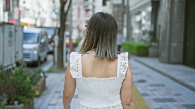 Tokyo 'nun şehir yeteneği, şehri yöneten gözlüklü güzel İspanyol kadın, sıradan, modern bir arka sokak macerasında yürüyüp gidiyor.