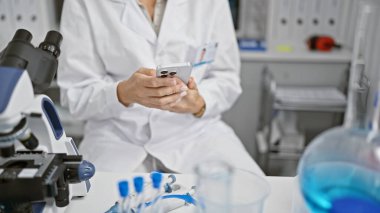 Laboratuvarda masum bir gün, genç, güzel İspanyol bilim kadını araştırmaya daldı, kapalı bir laboratuarın ortasındaki akıllı telefonunun uğultusunu zar zor fark etti.