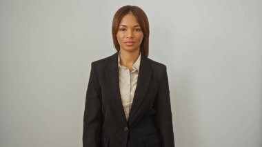 Profesyonel Afro-Amerikan kadın, beyaz bir arka plana güvenerek poz veriyor..