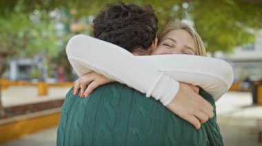 Sevecen bir çift şehir parkında sevgi ve dostluk iletiyorlar..