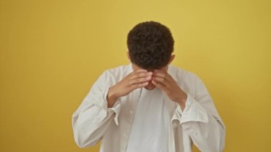 Hüsran taşar, genç Arap adam, kollarını saldırganlıkla kaldırır, sarı izolasyonda çılgınca bağırır. Öfkesi dışavurumcu haykırışında aşikar. Dayanılmaz stres çığlıkları.