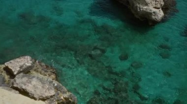 Güzel berrak sular ve Salento 'nun kayalık kıyıları, torre dell' orso, puglia, İtalya, Avrupa, Akdeniz 'in büyüleyici turkuaz ve mavi tonlarını gözler önüne seriyor..