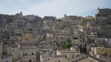 Basilicata, İtalya 'da tarihi taş binalar ve birbirine sıkı sıkıya bağlı toplum konutları sergilenen antik ve mimari bir kent olan materyanın çarpıcı bir görüntüsü..