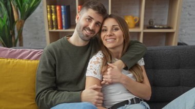 Sevgi dolu bir çift, sıcak ve sevgi dolu bir şekilde modern oturma odalarının iç kısmında güzel ve samimi bir ilişkinin örneğini veriyor..