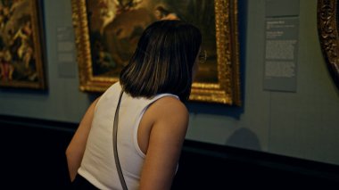 Güzel İspanyol bir kadın Viyana 'daki sanat müzesini ziyaret ediyor.
