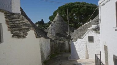 İtalya, Alberobello 'daki geleneksel Trulli evlerinin büyüleyici görüntüsü, güneşli bir günde güneşli bir Avrupa' daki Puglia kasabasında eşsiz konik taş çatılarını sergiliyor..