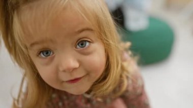 Neşeli bir kız çocuk odasında oynuyor, çocuk oyuncağı, masumiyet ve kapalı alanda oyun zamanı..