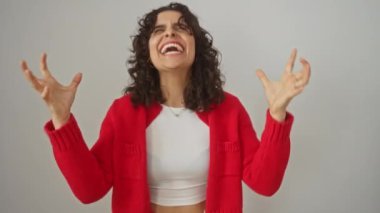 Başarı, genç İspanyol kadın kazanan olarak ayakta duruyor, heyecanlı ve kolları izole beyaz arka planda çılgınca yükseliyor.