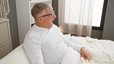 Hüsrana uğramış orta yaşlı, gri saçlı, pijamalı bir adam öfkeyle bağırıyor yatak odasında öfkesini kusuyor. Saf öfke ve saldırganlığın vücut bulmuş hali..