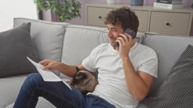 Sıradan bir İspanyol adam telefonda konuşur kanepede kediyi okşarken, içeride gazete okurken..