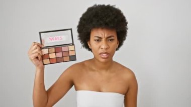 Makyajlı öfkeli Afro-Amerikalı kadın, beyaz bir arka planda izole edilmiş, çılgın bir öfke ve hüsranla bağırıyor ve bağırıyor.
