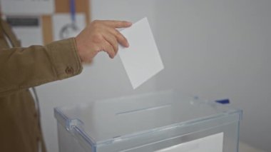 Genç bir İspanyol, kapalı bir üniversite ortamında oy kullanıyor..