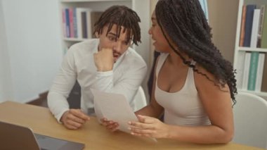 Neşeli bir erkek ve kadın, modern dekorlarla aydınlık bir salonda neşeyle kucaklaşırlar. Bu da onların aşk ilişkilerini gösterir..