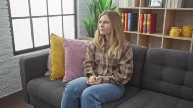 Genç, başarılı sarışın iş kadını evdeki kanepede oturuyor, arkadaşları sıcak karşılanıyor. Tabii ki! Burada sadece gülümsemeler, el sıkışmalar ve dostça selamlaşmalar var.!