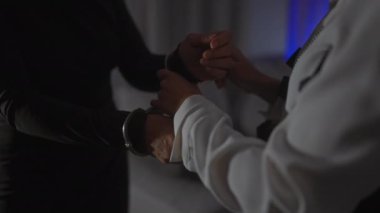 Bir kadın memur soruşturma sırasında şüpheli bir adamı içeride kelepçeledi..