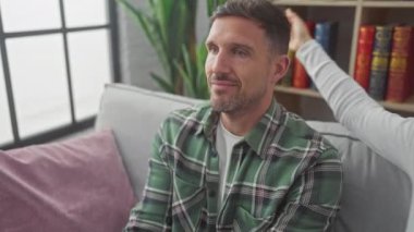 Sıcak bir oturma odasında kanepede kucaklaşan sevgi dolu bir çift.