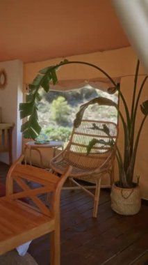 Konforlu bir çadır, sade ahşap mobilyalar, rahat bir yatak, yemyeşil bir iç mekan, ve güzel afrika doğa manzarası, kamp macerası için mükemmel..