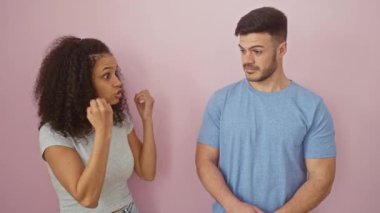 Bir erkek kulaklarını kapatırken, bir kadın pembe arka planda hayal kırıklığı içinde, ilişki sorunları tasvir ediyor..