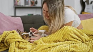 Gülümseyen genç bir kadın sevimli köpeğiyle sıcak bir anın tadını çıkarıyor..