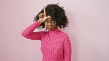 Küstah Afrikalı Amerikalı kadın, ayakta, gözlüklü, gösterişli kaybeden hareketi, neşe içinde alay eden ve aşağılayan insanlar.