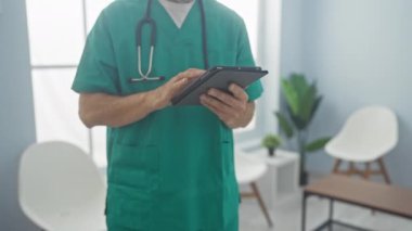 Modern klinikte tablet kullanan önlüklü profesyonel bir doktor.