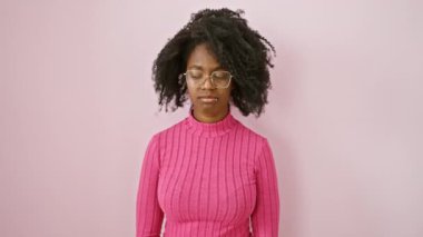 Üzgün ve stresli, gözlüklü Afro-Amerikan kadın endişeli, üzgün ve kızgın olduğunu ifade ediyor. Yalnızlığın acısını vurgulayan sorunlu bir portre.