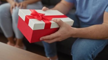 Bir erkek, evindeki rahat oturma odasında hediyesiyle bir kadını şaşırtır. Aşkı somutlaştırır ve birlikte özel bir anı paylaşır..