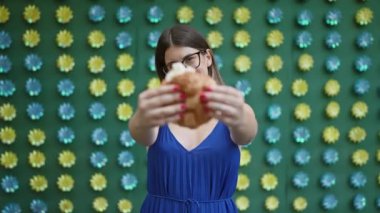 Gözlüklü güzel İspanyol kadın Tokyo 'nun canlı sokağında geleneksel Japon karpuzu atıştırmalığı yiyor.