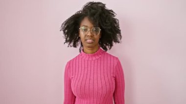 Gözlüklü, ağzı açık afro-amerikan bir kadın. İleriyi işaret ederken, inanılmaz bir şey keşfediyor.