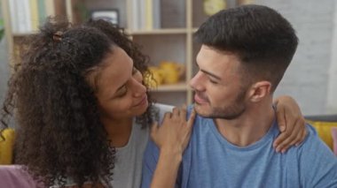 Sevgi dolu bir çift, sıcak oturma odalarında birlikte, sevgi, ilişki ve ev konforu temaları uyandıran hassas bir anın tadını çıkarır..