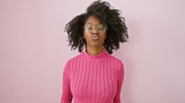 Sevimli Afro-Amerikan kadını güzel bir öpücük atıyor, gözlüklü seksi bir aşk ifadesi ve kendinden emin bir şekilde duruyor.