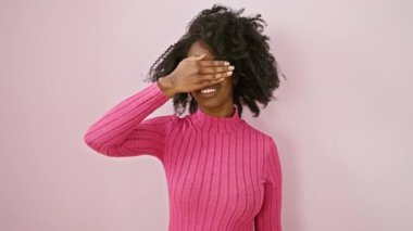 Neşeli Afro-Amerikalı kadın, gözleri kapanıyor, şaşırıyor, pembe içinde cızırdıyor.!