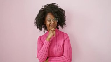 Endişeli ve endişeli, gözlüklü güzel bir Afrikalı Amerikalı kadın, eli endişeyle dolu, şok olmuş bir ifadeyle tedirgin edici bir soruyu merak ediyor..