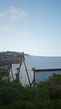Doğal manzara ve açık gökyüzü ile çevrili unutulmaz bir kamp macerası için Afrika 'nın vahşi doğasında geniş çadırlar kuruldu..
