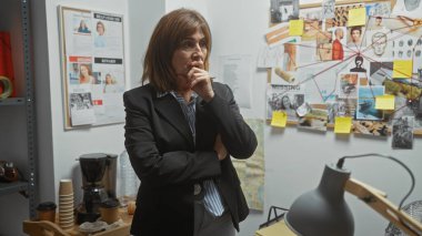 Düşünceli kadın dedektif, karmaşık soruşturma bürosundaki kanıt kurulunu analiz ediyor.